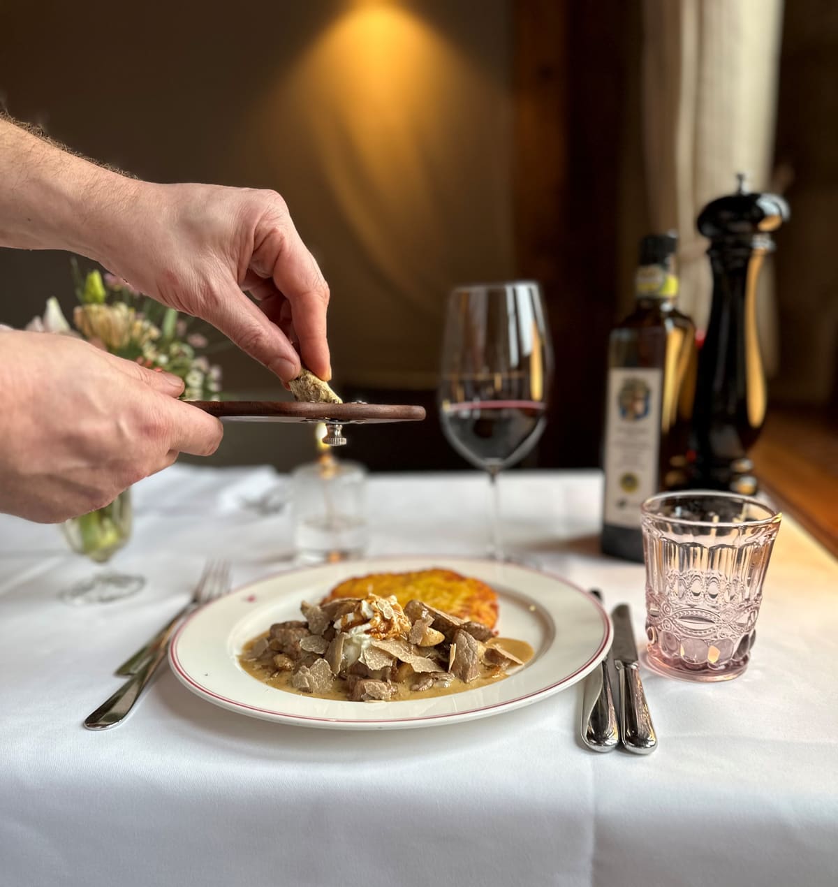 Gedeckter Tisch mit einem Gericht der Zürcher Küche